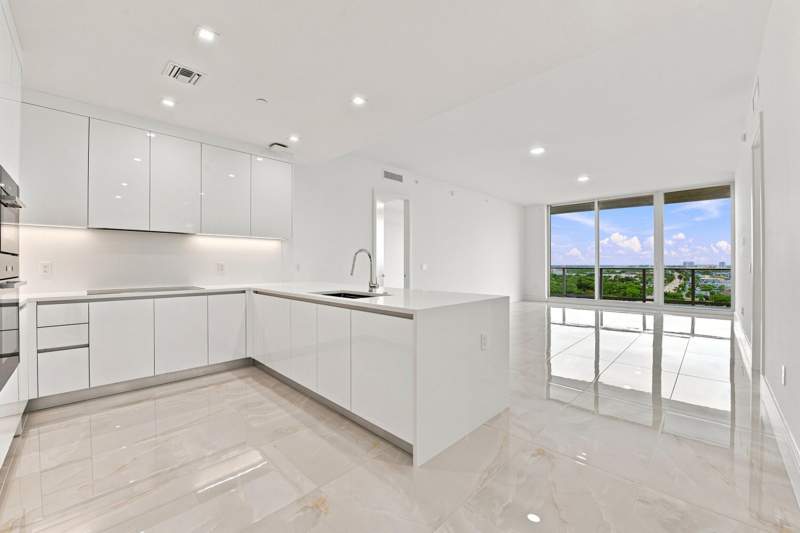 2 bedroom Condominium at 220 Lake Shore Drive #1517, Nautilus 220 Condo, Lake Park — photo 3