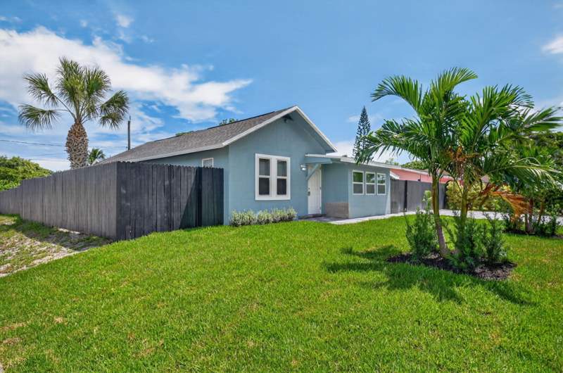5 bedroom Single Family Residence at 1002 S B Street, Lake Worth, Lake Worth Beach — photo 2