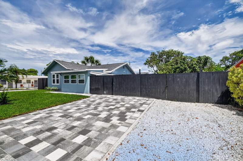 5 bedroom Single Family Residence at 1002 S B Street, Lake Worth, Lake Worth Beach — photo 4