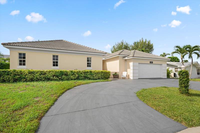 3 bedroom Single Family Residence at 1211 Singer Drive, Yacht Harbor Manor, Singer Island — photo 2