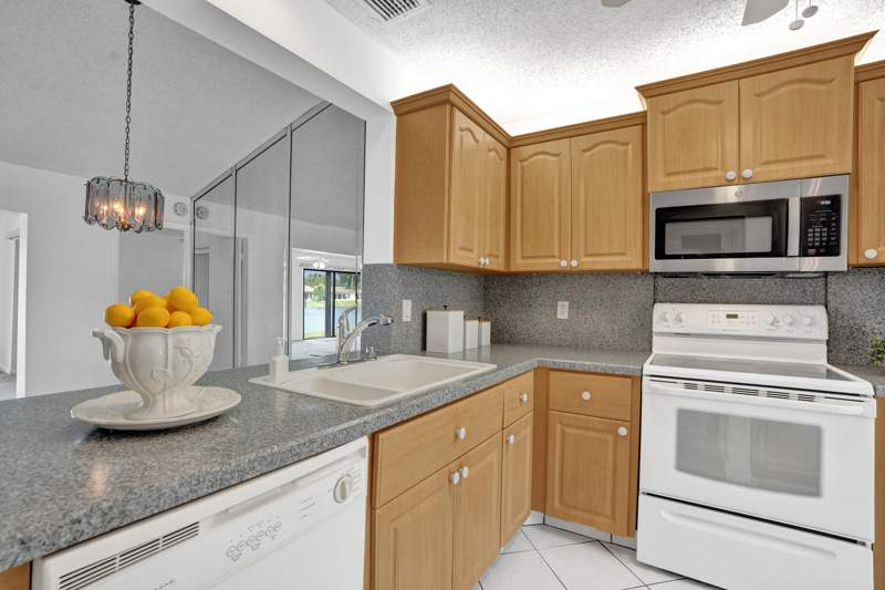 2 bedroom Single Family Residence at 2129 SW 17th Circle, Meadows Of Crystal Lake, Deerfield Beach — photo 5
