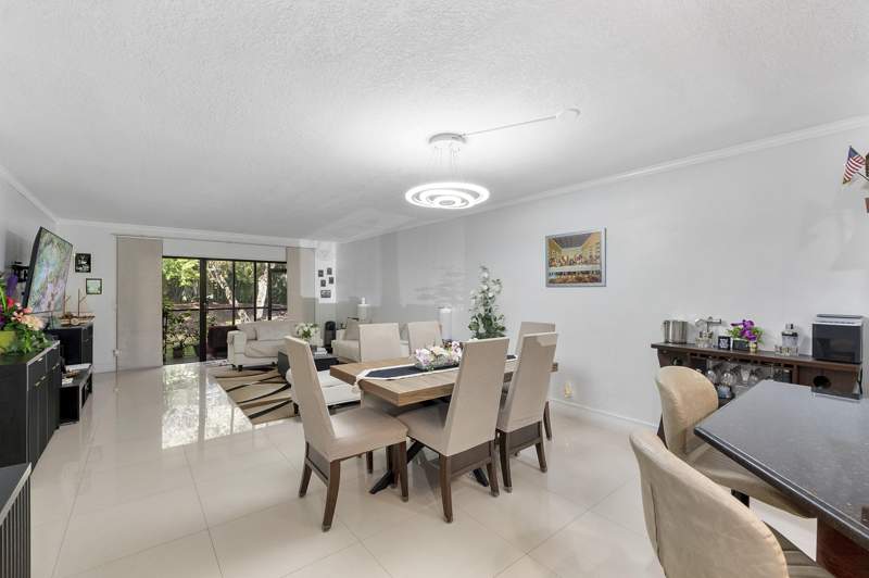 2 bedroom Condominium at 435 Lakeview Drive #104, Racquet Club Apartments At, Weston — photo 5