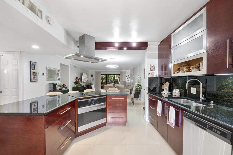 2 bedroom Condominium at 435 Lakeview Drive #104, Racquet Club Apartments At, Weston — photo 2