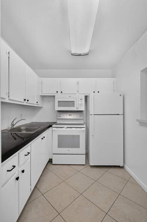 79 Chatham D, West Palm Beach FL - photo 7 of 34