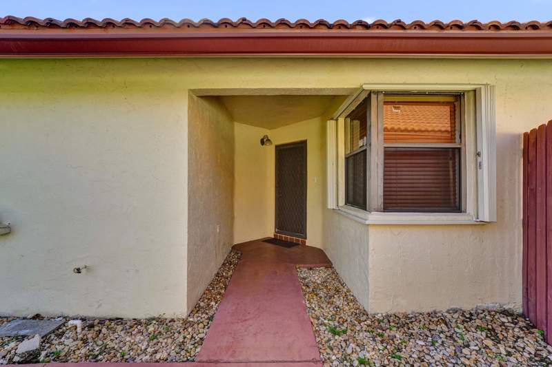 3 bedroom Single Family Residence at 11330 SW 8th Place, Pembroke Lakes South, Pembroke Pines — photo 4
