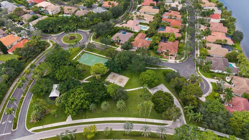 5 bedroom Single Family Residence at 2647 Edgewater Drive, Sector 7 South, Weston — photo 3