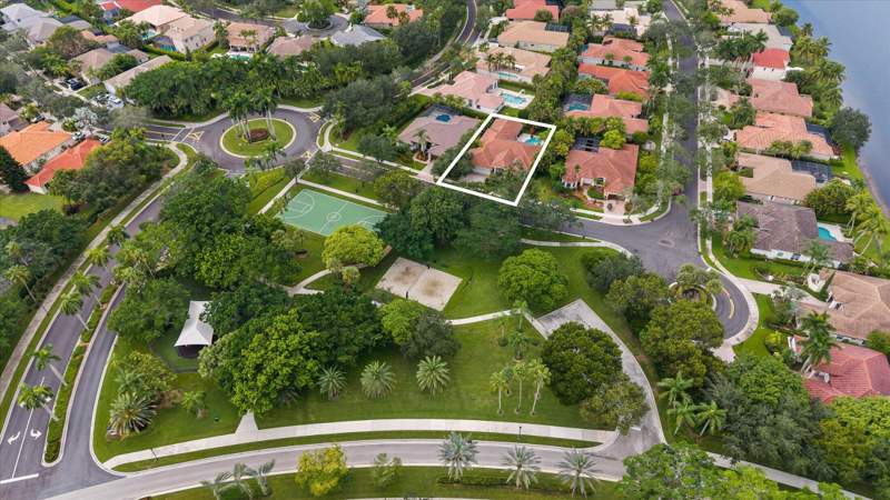 5 bedroom Single Family Residence at 2647 Edgewater Drive, Sector 7 South, Weston — photo 2