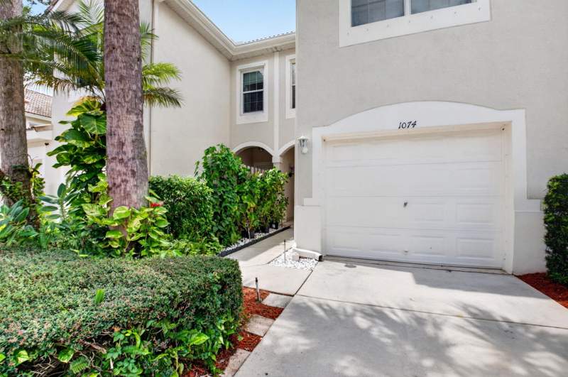 3 bedroom Townhouse at 1074 Woodfield Road, Pine Lake, Lake Worth — photo 4