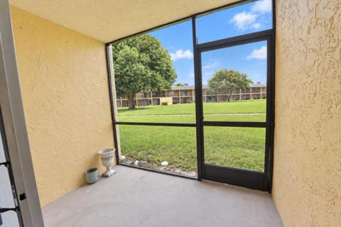 1604 Meadows Circle, Boynton Beach FL - photo 15 of 36