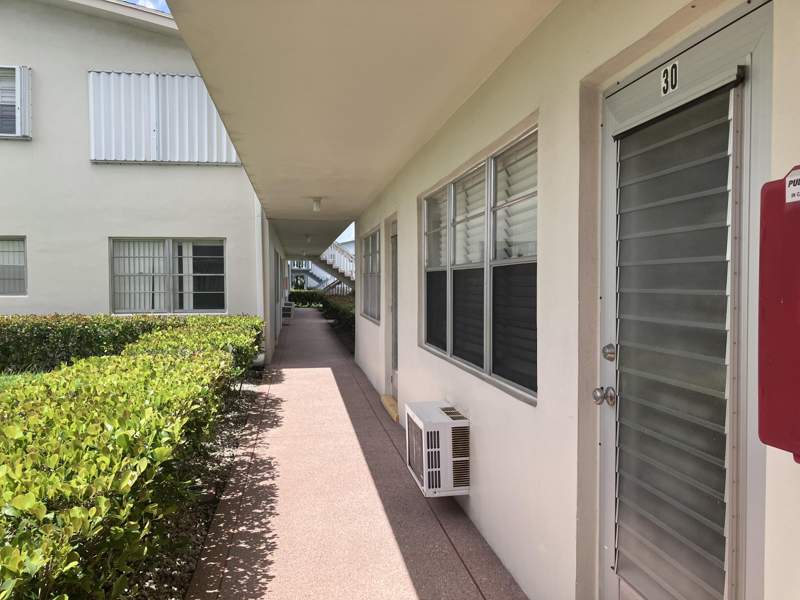 1 bedroom Condominium at 30 Chatham B, Chatham Condos, West Palm Beach — photo 2