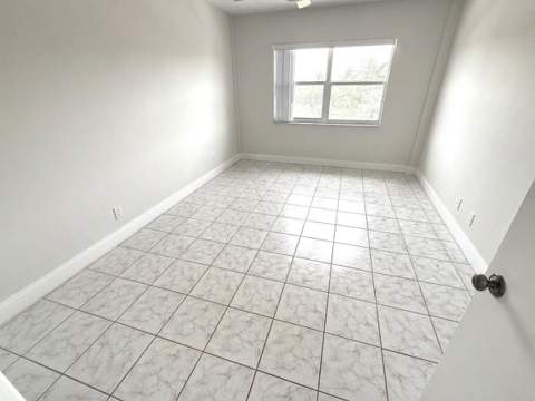 2555 NE 11th Street #303, Fort Lauderdale FL - photo 9 of 11