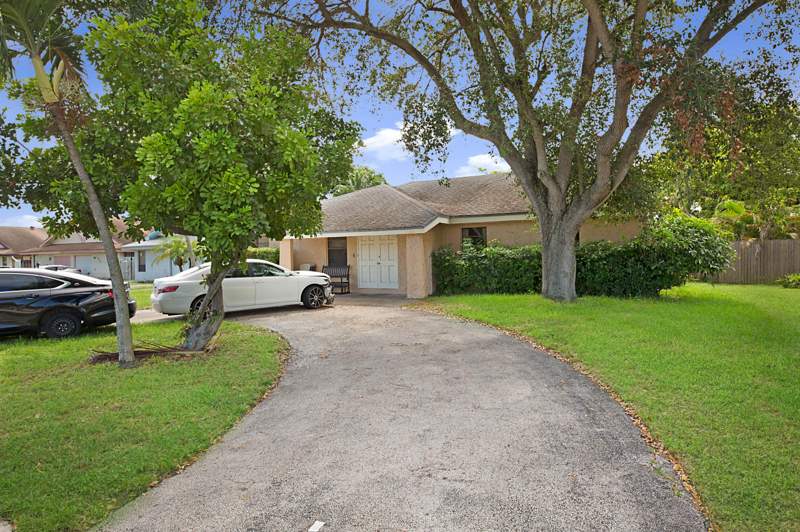 4 bedroom Single Family Residence at 1204 SW 74th Avenue, NORTH LAUDERDALE VILLAGE SEC 6, North Lauderdale — photo 2