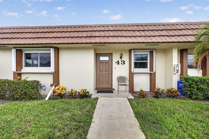 2 bedroom Villa at 5730 Fernley Drive #43, Cresthaven Condo Townhomes Sec 3, West Palm Beach — photo 2