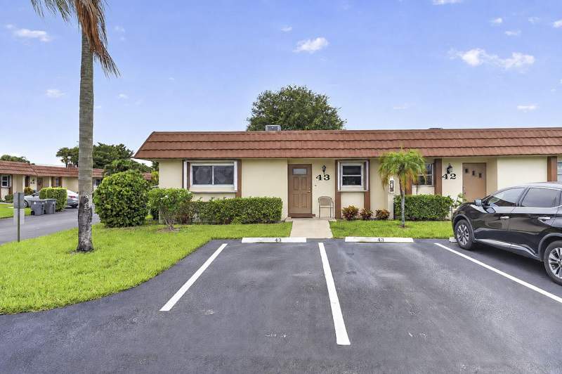 2 bedroom Villa at 5730 Fernley Drive #43, Cresthaven Condo Townhomes Sec 3, West Palm Beach — photo 3