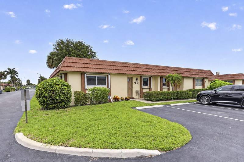 2 bedroom Villa at 5730 Fernley Drive #43, Cresthaven Condo Townhomes Sec 3, West Palm Beach — photo 3