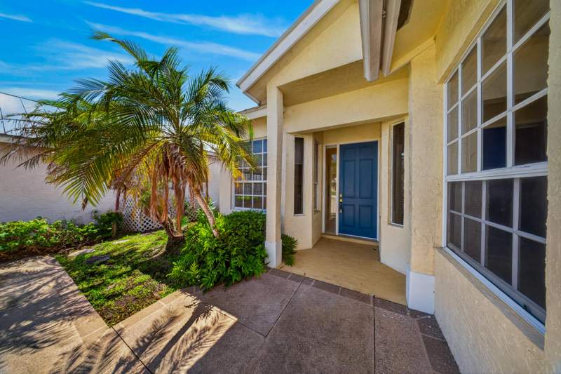 3 bedroom Single Family Residence at 9437 Poinciana Court, Meadowood Unit 1, Fort Pierce — photo 2
