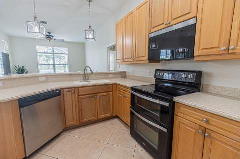 208 SW Whitewood Drive, Port St. Lucie FL - photo 10 of 32