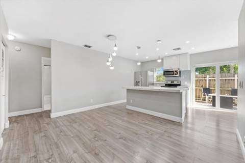191 SE 1st Circle, Boynton Beach FL - photo 10 of 28