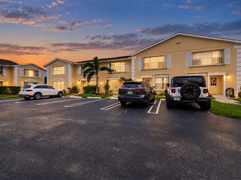 3 bedroom Townhouse at 220 Foxtail Drive #G, CHARTER CLUB OF PALM BEACH, Greenacres — photo 2
