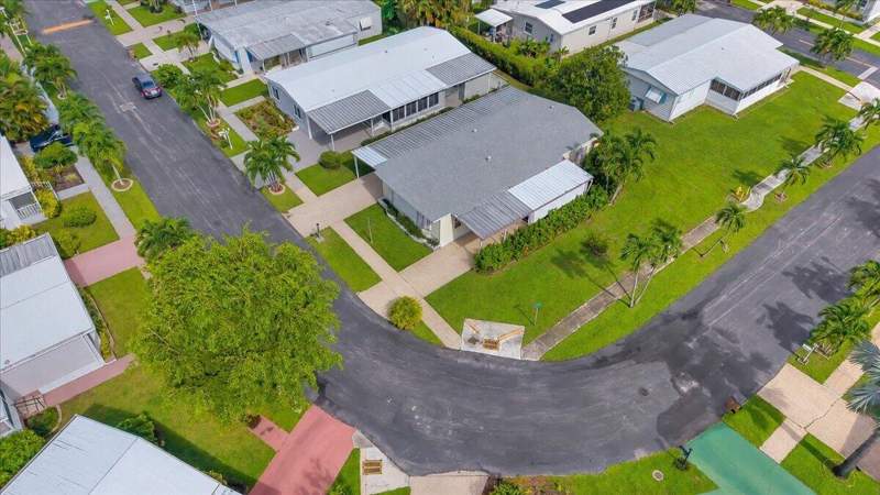 2 bedroom Mobile Home at 109 NW 51st Street, Highland Meadows Estates East, Deerfield Beach — photo 4