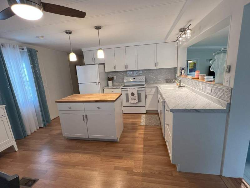 2 bedroom Manufactured Home at 11000 SE Federal Highway #lot 20, Lakeside Village Mobile Home Park Co-Op, Hobe Sound — photo 4