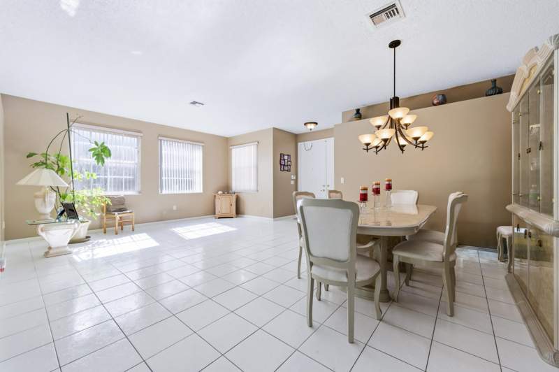 5 bedroom Single Family Residence at 2430 Westmont Drive, Madison Green 1 Pars F, G And I, Royal Palm Beach — photo 4