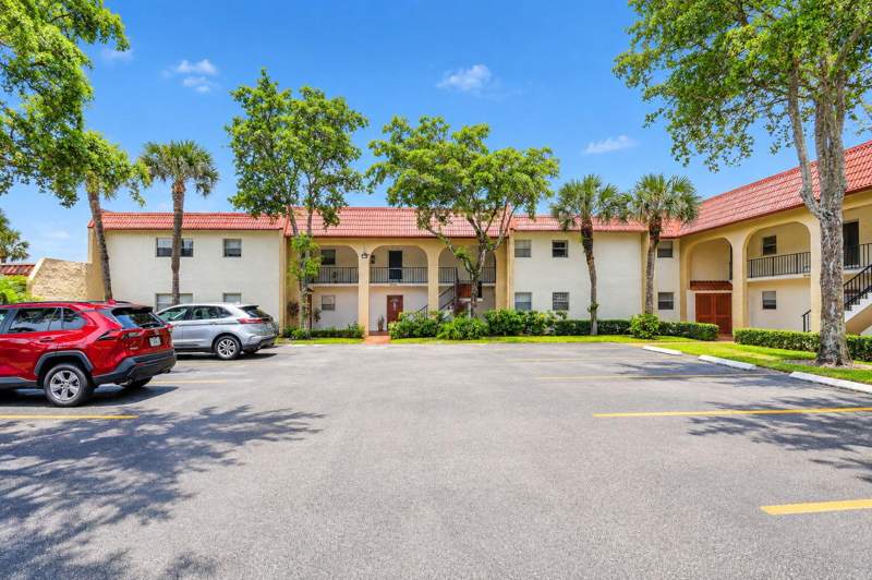 2 bedroom Condominium at 453 Lake Frances Drive, Golden Lakes Village Condo 1 Thru 13-A, West Palm Beach — photo 2