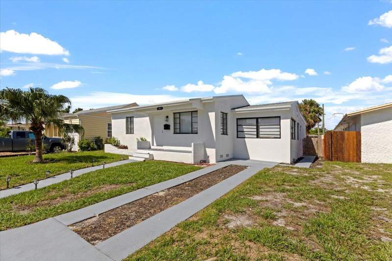 3 bedroom Single Family Residence at 1227 N OCEAN BREEZE, LAKE WORTH TOWN OF, Lake Worth Beach — photo 1