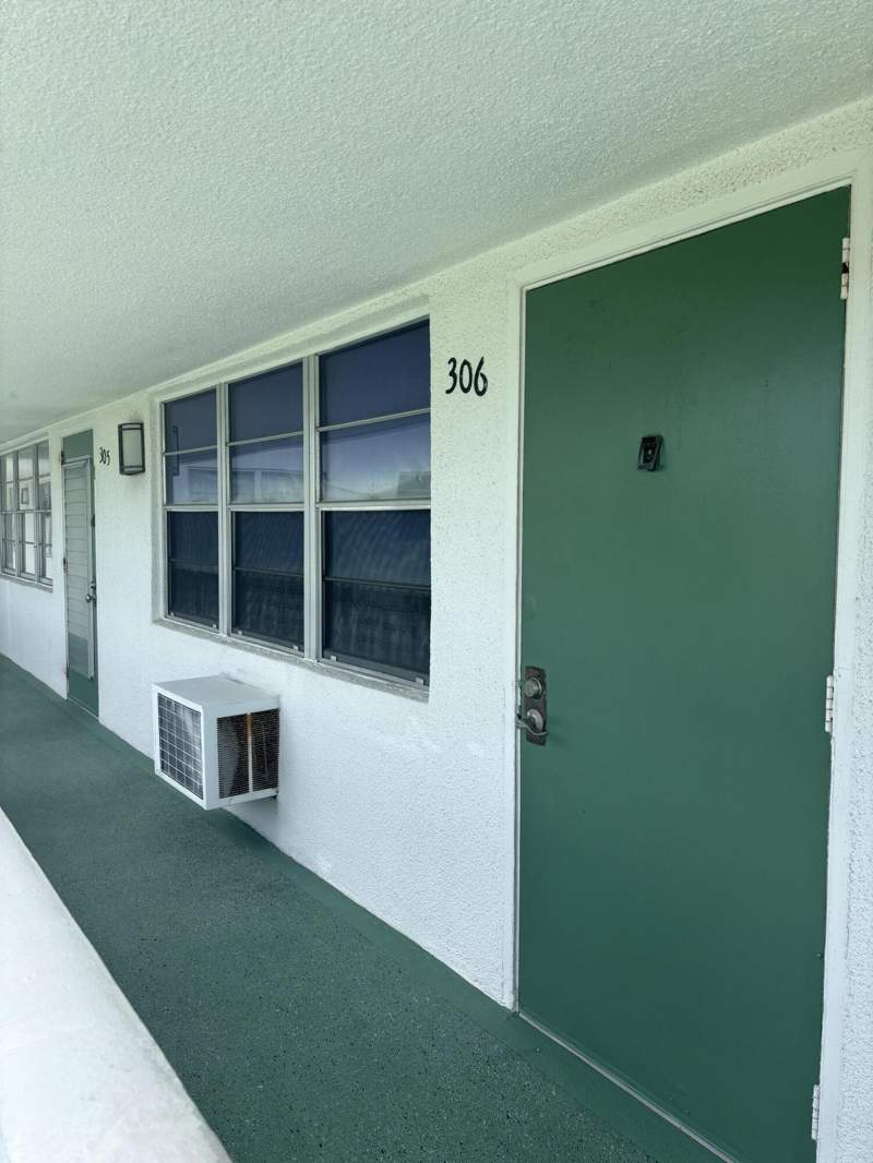 1 bedroom Condominium at 306 Farnham M, FARNHAM M CONDO, Deerfield Beach — photo 1