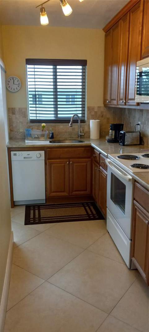 2100 NE 38th Street #218, Lighthouse Point FL - photo 6 of 13