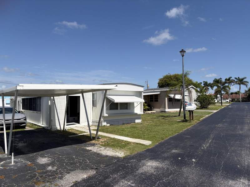 2 bedroom Manufactured Home at 11055 SE Federal Highway #19, Woodbridge Mobile Village, Hobe Sound — photo 2