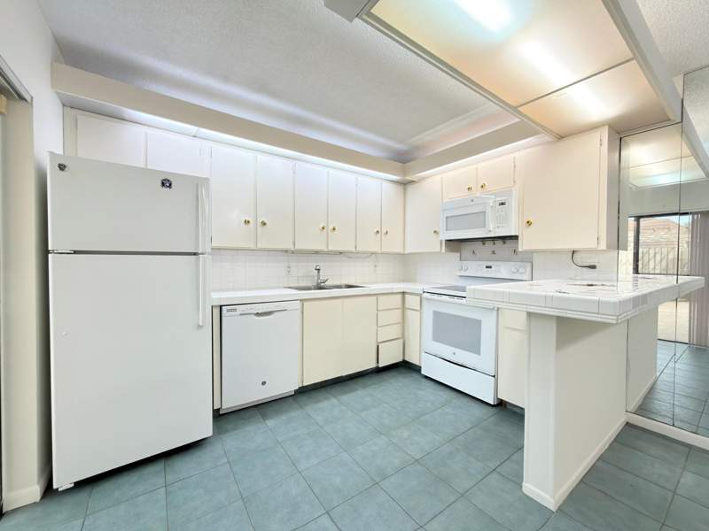 2 bedroom Townhouse at 710 7th Lane, GARDEN LAKES AND GARDEN SQUARE SHOPS, Palm Beach Gardens — photo 2