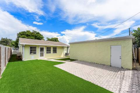 318 W Mango Street, Lantana FL - photo 8 of 61