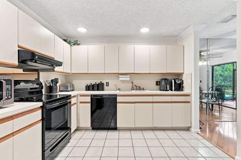 11 Lexington Lane #B, Palm Beach Gardens FL - photo 8 of 27