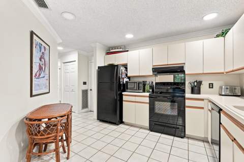 11 Lexington Lane #B, Palm Beach Gardens FL - photo 9 of 27