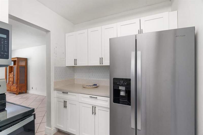 2 bedroom Stock Cooperative at 418 S CYPRESS Road #106, VIRGINIAN APARTMENTS, Pompano Beach — photo 3