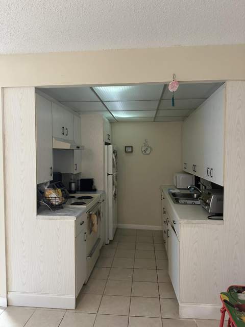 1090 Cornwall E, Boca Raton FL - photo 7 of 13