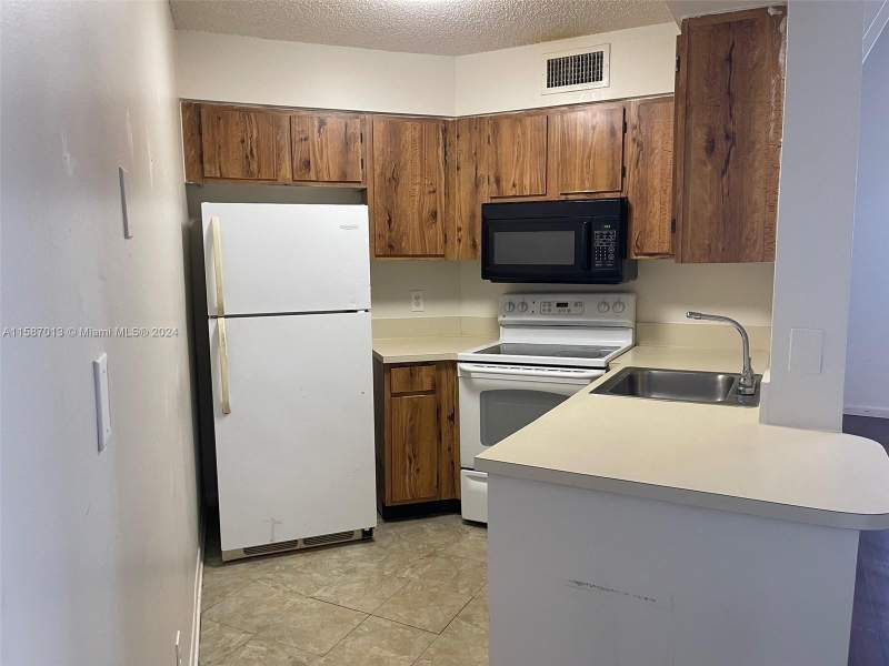 2 bedroom Condominium at 212 Lake Pointe Drive #313, Lake Pointe Condo, Oakland Park — photo 4