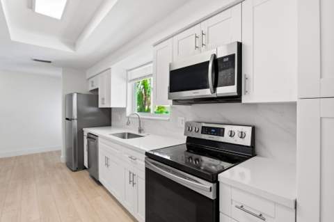898 SW 10th Avenue, Boca Raton FL - photo 13 of 47