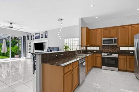102 Newberry Lane, Royal Palm Beach FL - photo 13 of 34