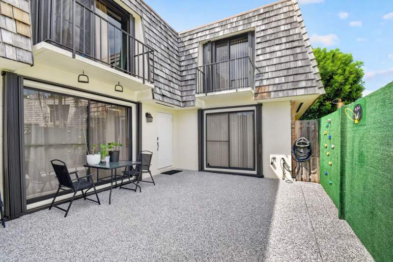 2 bedroom Townhouse at 322 Lake Arbor Drive, Lakewood, Palm Springs — photo 3