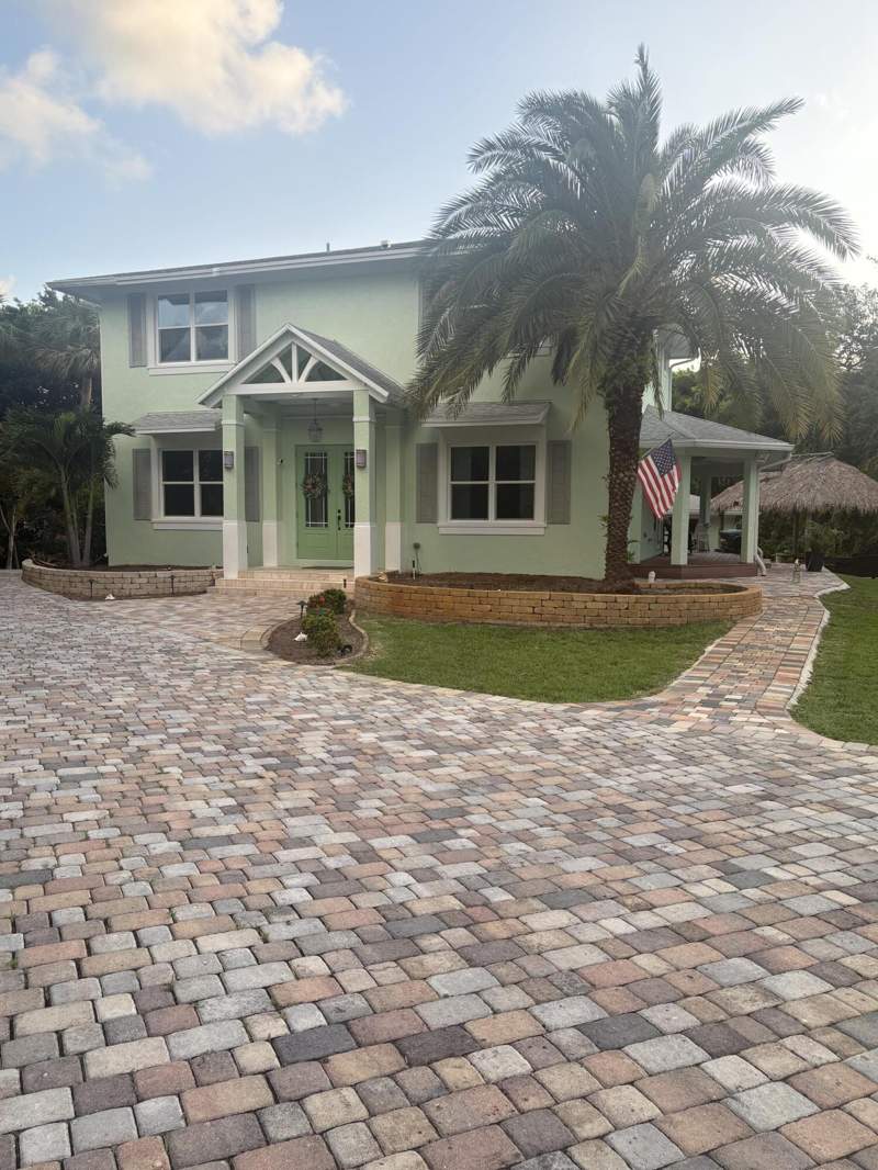 4 bedroom Single Family Residence at 172 S River Road, Evinrudes Subdivision, Sewalls Point — photo 2