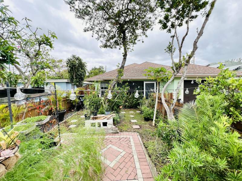 3 bedroom Single Family Residence at 703 S A Street, Royal Palm Park, Lake Worth Beach — photo 2