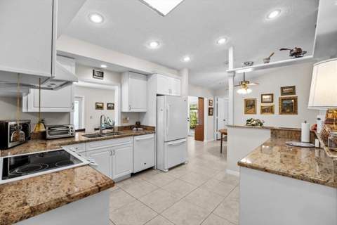 571 NE Town Terrace, Jensen Beach FL - photo 10 of 46