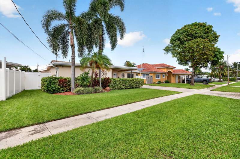 2 bedroom Single Family Residence at 943 Nautilus Isle, Shelter Islands, Dania Beach — photo 3