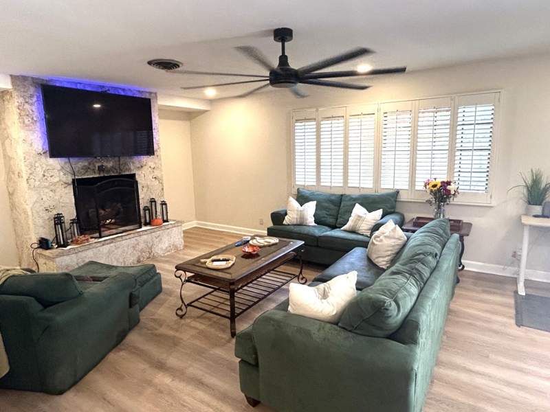 4 bedroom Single Family Residence at 560 S Lake Dasha Drive, Jacaranda Area 12, Plantation — photo 4
