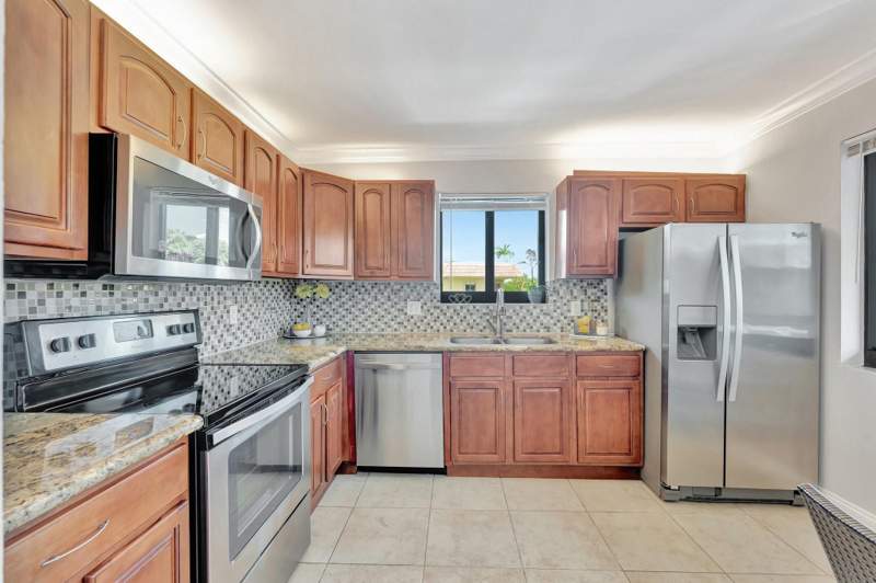 2 bedroom Condominium at 334 Lakeview Drive #204, Racquet Club Apts At Bonaventure, Weston — photo 5