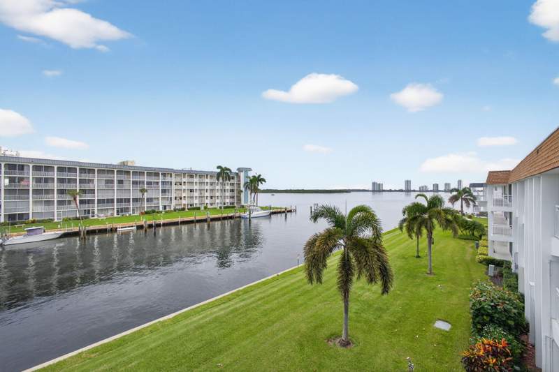 2 bedroom Condominium at 111 Shore Court #301, Shore Club Apts B & C Cond, North Palm Beach — photo 2