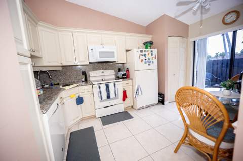 727 Sunny Pine Way #F, Greenacres FL - photo 10 of 38