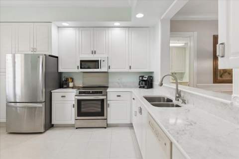 19 Harbour Isle Drive #202, Fort Pierce FL - photo 9 of 32